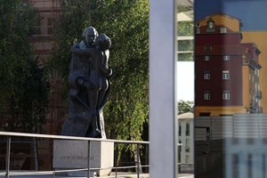 Presidente da Câmara do Porto vai retirar estátua de Camilo do Largo Amor de Perdição