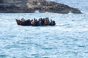 Recém-nascido morre em barco perto de Lampedusa durante travessia