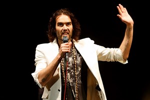 Russell Brand acusado de violação e agressão sexual