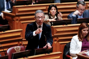 Sociais-democratas denunciados por elogiar sufrágios antidemocráticos