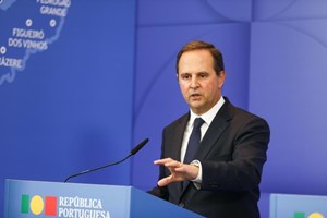 Ministro das Finanças diz que quem ganha salário mínimo não paga IRS em 2024