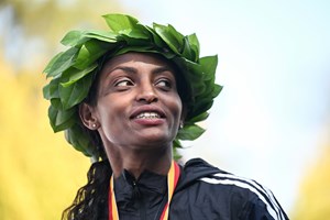 Tigst Assefa pulverizou o recorde da maratona um ano depois de começar a competir