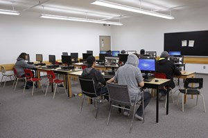 Escolas têm cada vez mais computadores avariados e fora da garantia