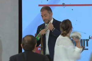 Ministro do Ambiente atacado com tinta verde em conferência