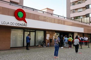 Venda de senhas e horas a dormir no chão. O caos na Loja do Cidadão