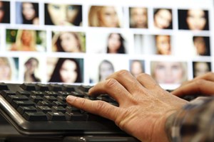 Violência contra as mulheres em 90% da pornografia. França quer processar criadores