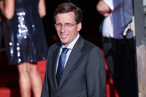 Vereador dá palmadas na cara de presidente da câmara de Madrid e é obrigado a demitir-se
