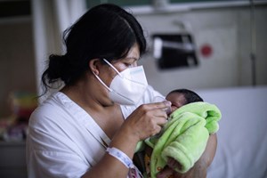 Confinamentos da pandemia alteraram microbiomas de bebés