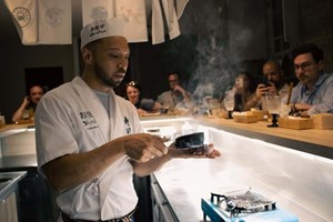 Omakase. Neste restaurante de Braga premiado pelo TripAdvisor come-se sushi com as mãos