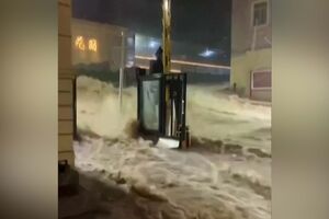 Ruas transformadas em rios após tempestade tropical Haikui passar pela China