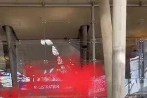 Ativistas ambientais pintam fachada da FIL com tinta vermelha durante evento sobre aviação