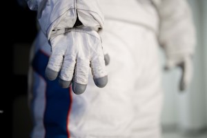 Prada desenha fatos espaciais da NASA para missão de 2025