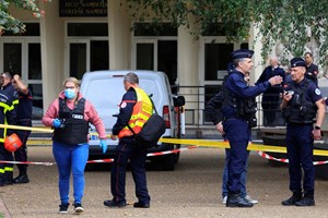 Homem matou professor à facada numa escola em França