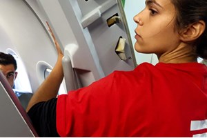 Ativistas colam-se a avião da TAP que partia de Lisboa rumo ao Porto