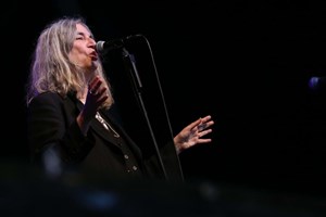 Theatro Circo recebe Patti Smith com Soundwalk Collective em março