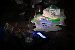 UE age para travar exploração de crianças por traficantes de droga 