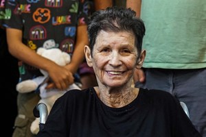 Aperto de mão de refém israelita a militante do Hamas: um sinal de paz
