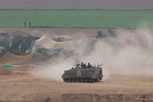 Milhares de pessoas invadem armazéns da ONU em Gaza à procura de alimentos
