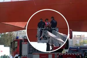 Ativistas climáticos retirados com autoescada de ponte pedonal da Segunda Circular