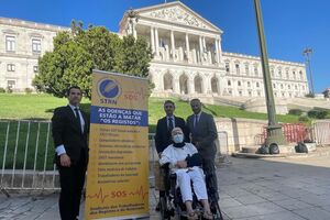 Doente e enfaixado, assim está o setor dos registos e notariado. Manifesto entregue hoje no Parlamento