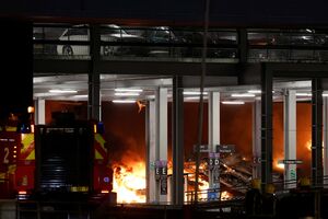 Londres. Aeroporto de Luton suspende voos após incêndio em parque de estacionamento