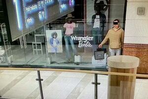 Homem faz-se passar por manequim de loja e espera que centro comercial encerre para roubar