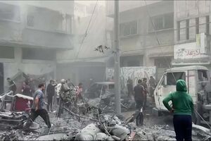 Famílias com crianças fogem após novo ataque aéreo em Gaza