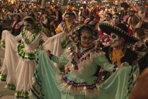 Esqueletos enchem as ruas da Cidade do México durante celebrações do Dia dos Mortos