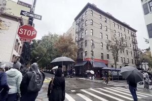 Fãs homenageiam Matthew Perry com flores em frente ao prédio onde foi gravada a série ‘Friends’ em Nova Iorque