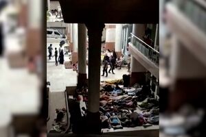 Famílias desalojadas acampam à porta de Hospital em Gaza
