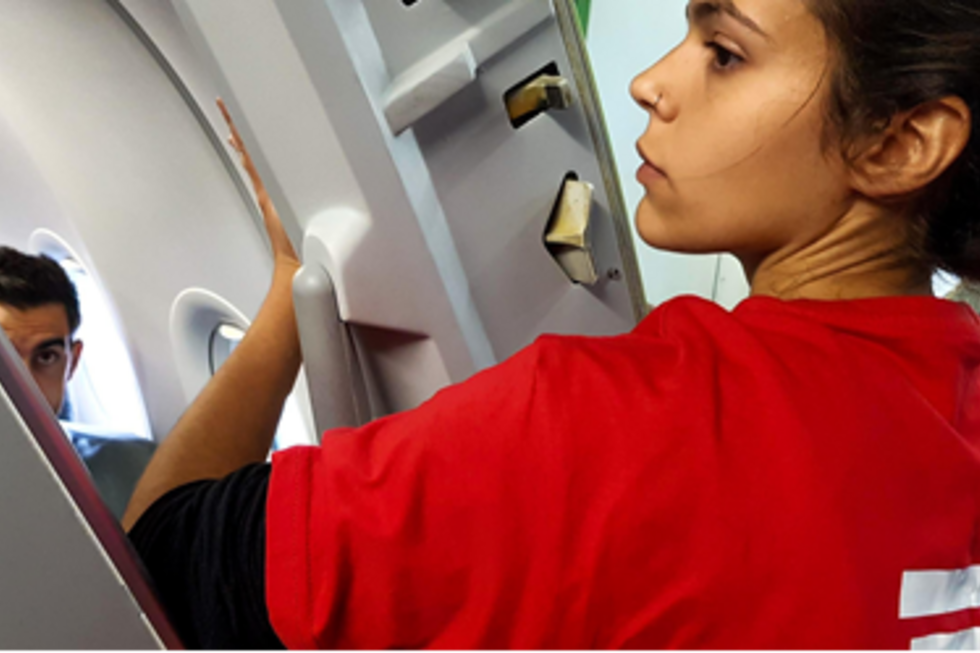 Ativista do Climáximo cola-se a avião da TAP que ia fazer voo Lisboa- Porto