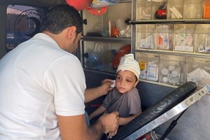 Feridos e estrangeiros atravessam fronteira de Gaza para o Egito 