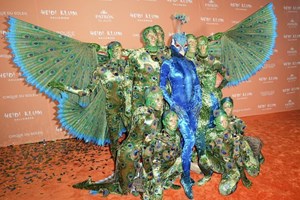 Heidi Klum mascarou-se de pavão no Halloween 2023