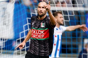 Bas Dost anuncia pausa na carreira após susto: 'Tive a sorte de ser ressuscitado em campo'