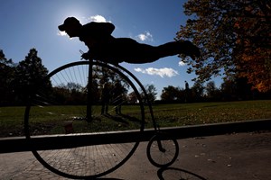 Todos os anos, as bicicletas penny farthing competem em Praga...