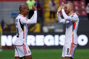 Benfica vence em Chaves e iguala provisoriamente o Sporting na liderança