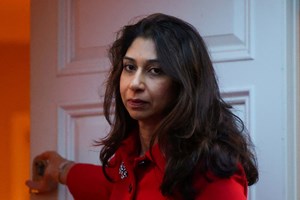 Demitida ministra britânica que disse que dormir em tendas na rua era escolha de estilo de vida