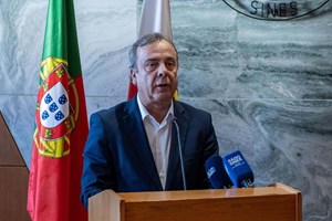 Presidente da Câmara de Sines diz-se inocente e promete colaborar