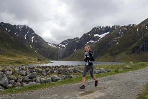 Ultramaratonista britânica suspensa um ano por fazer parte de corrida de carro