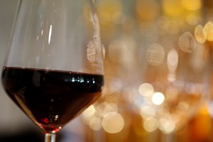 Dores de cabeça com vinho tinto? Cientistas já sabem porquê