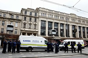 Polícia irlandesa reforça segurança em Dublin depois de distúrbios de quinta-feira