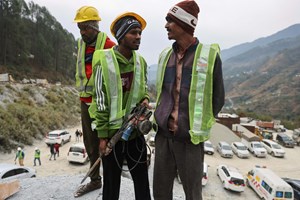 Militares indianos preparam-se para escavar túnel para tirar trabalhadores presos