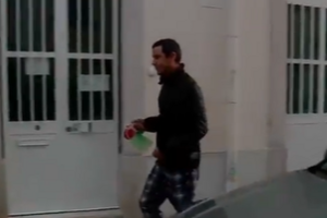 João Galamba de pijama passeia o cão dois dias após ser constituído arguido no caso dos negócios da energia