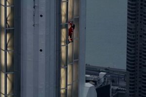 Cantor Jared Leto escala o Empire State Building para anunciar digressão mundial…que passa por Portugal