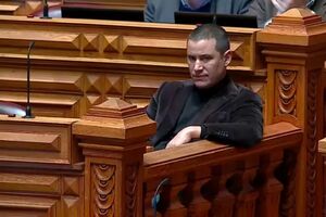 João Galamba entrou e saiu do Parlamento em silêncio