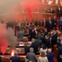Albânia. Oposição pega fogo ao parlamento durante debate