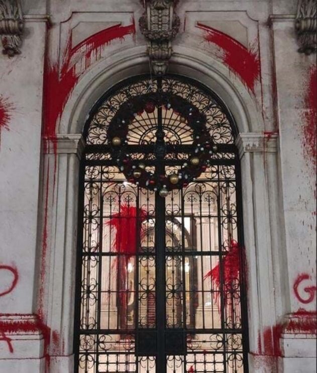 Ativistas pintam a fachada da Câmara Municipal de Lisboa