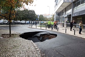 Manifestação em Algés reclama obras urgentes para drenar água subterrânea que ameaça edifícios