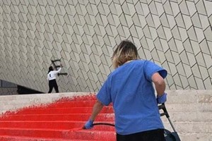 Ativistas do Climáximo detidas após atirarem tinta à escadaria do MAAT em Lisboa