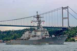 Navio de guerra dos EUA atacado no Mar Vermelho